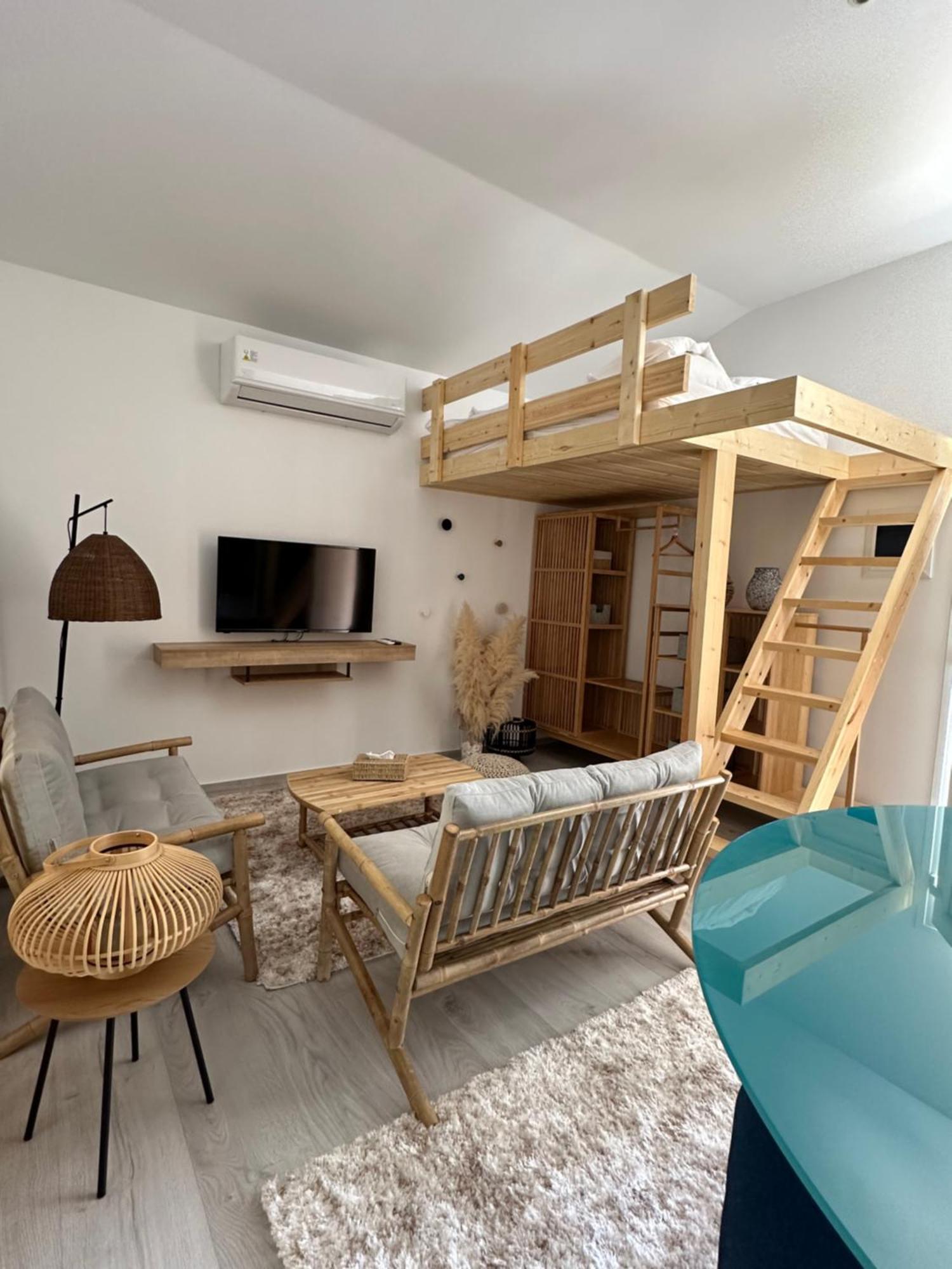 Nafplio Lodge *